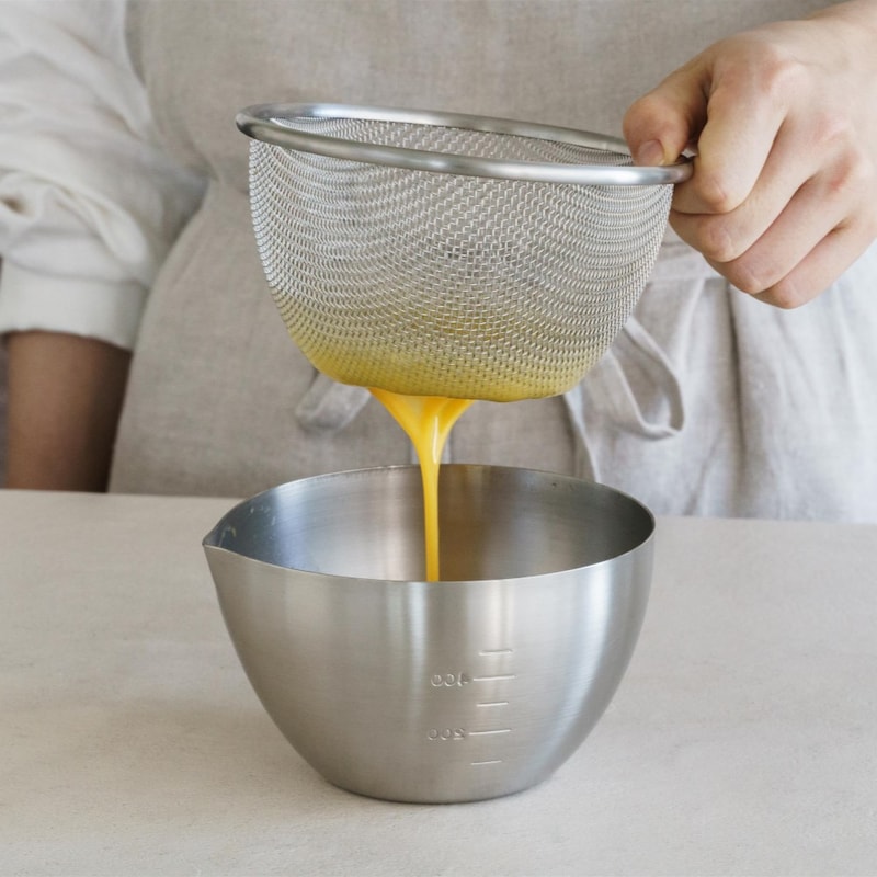 ザルを重ねたまま卵をかき混ぜた後、サッと持ち上げるだけでダマになりやすい白身を濾すことができます