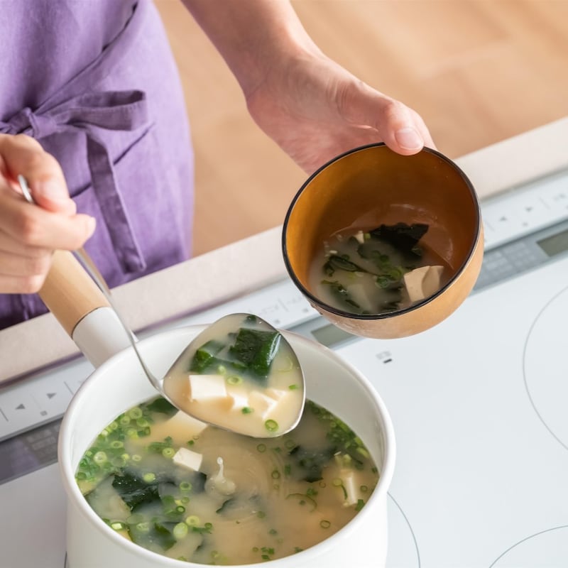 左右対称の注ぎ部で口の小さい容器などにも移し替えやすい