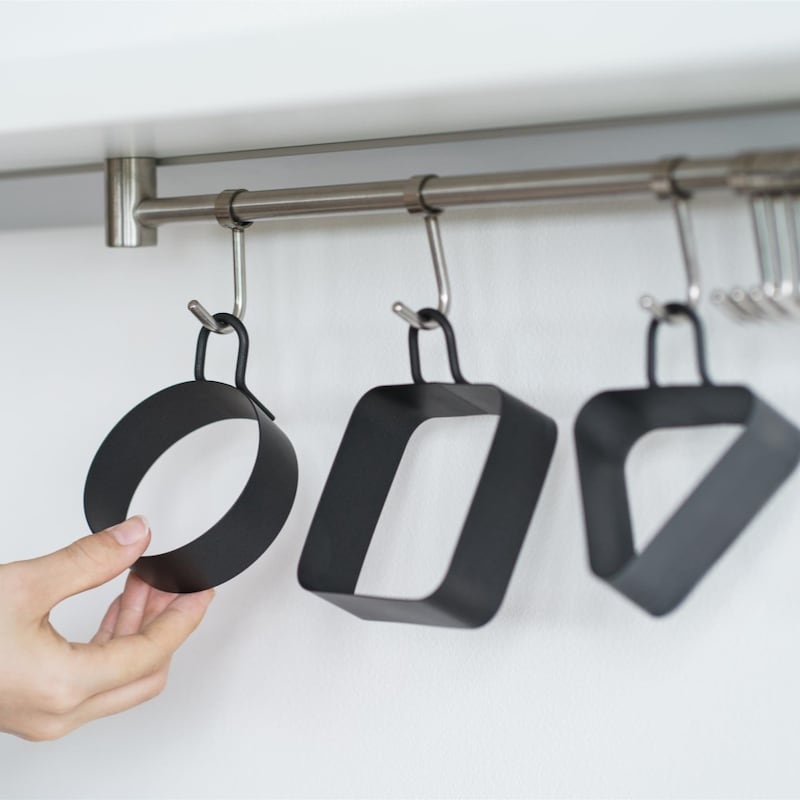 引っ掛けて収納できてつかみやすい取っ手が付いているのもポイント