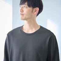 襟元とウエスト紐の配色が遊び心あるデザイン