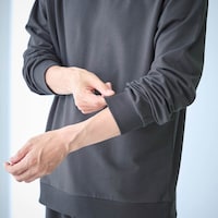 袖口はリブ仕様で家事のときにも腕まくりしやすく便利