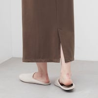 後ろスリット入りで足さばきもばっちり