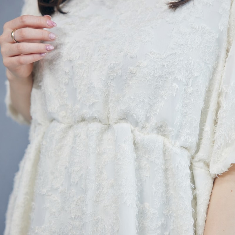 お腹や腰まわりをふんわり包み込むウエストギャザー