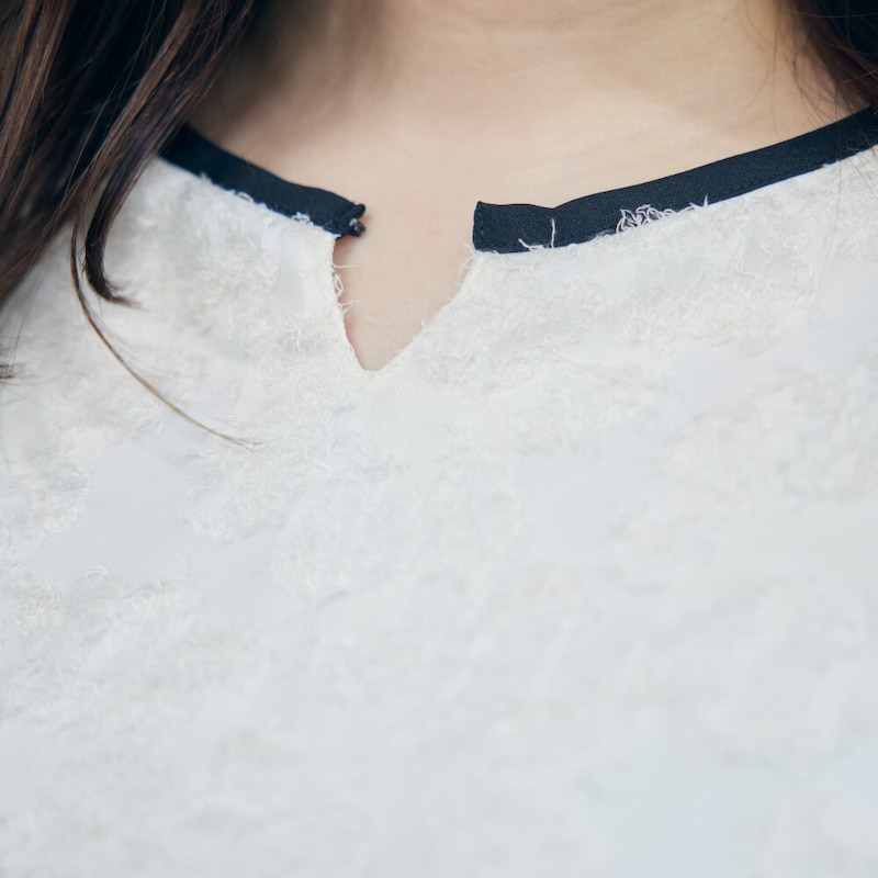 配色デザインの襟元はホックでアレンジ可能