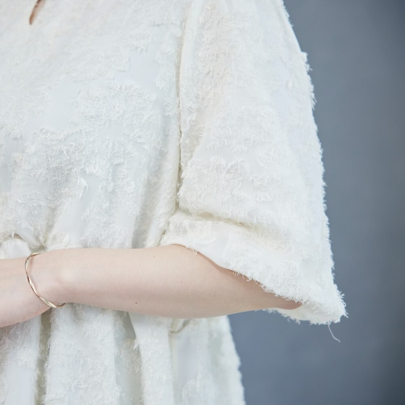 気になる二の腕もすっぽり隠すふんわり袖