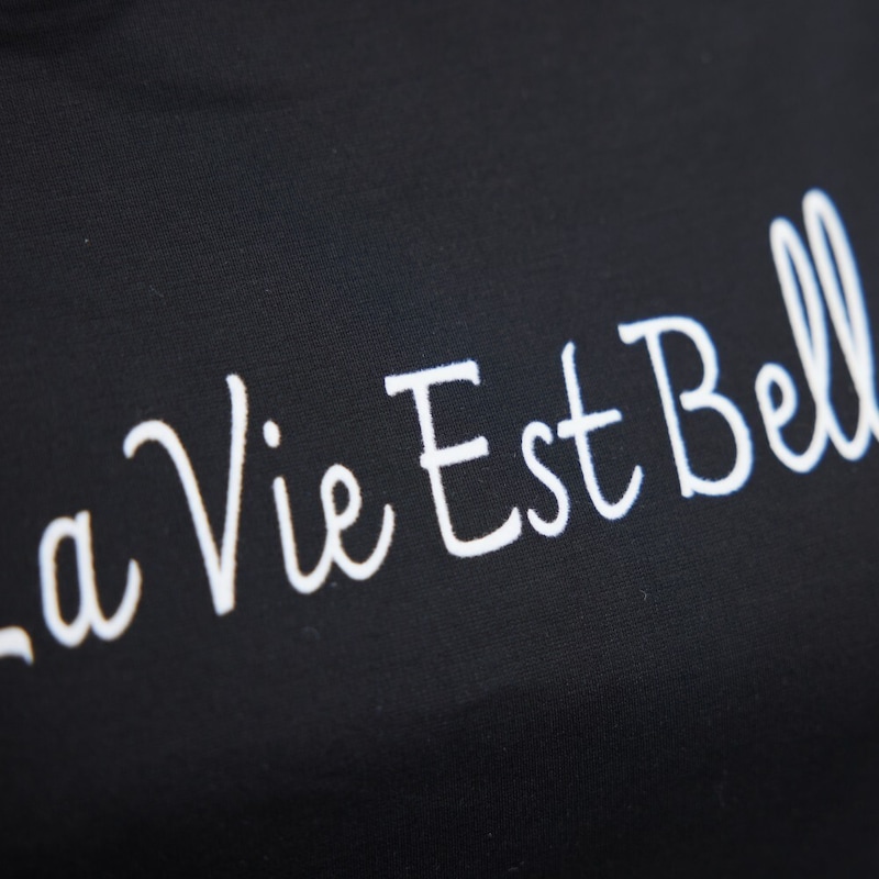 カジュアル過ぎない刺繍風のロゴプリント