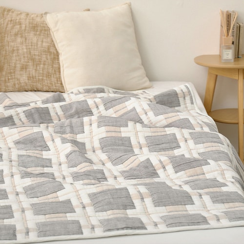 綿素材のチェック柄中わた入りガーゼケット