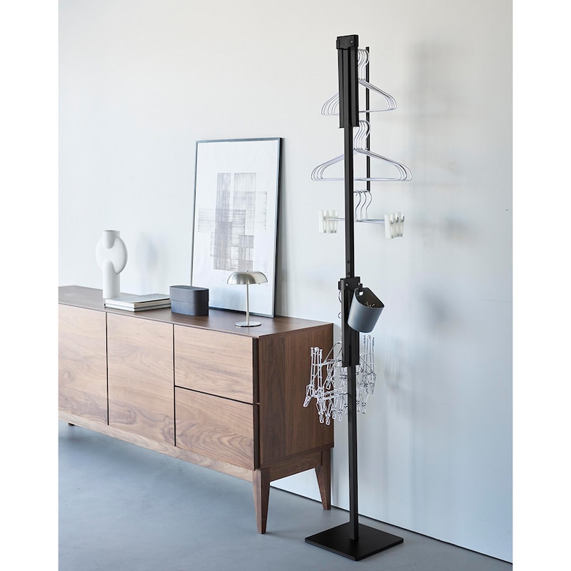 不要な時は折りたたんだままハンガー類を収納できます