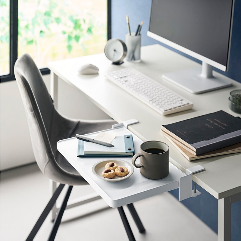 デスクを広々と使うことができます