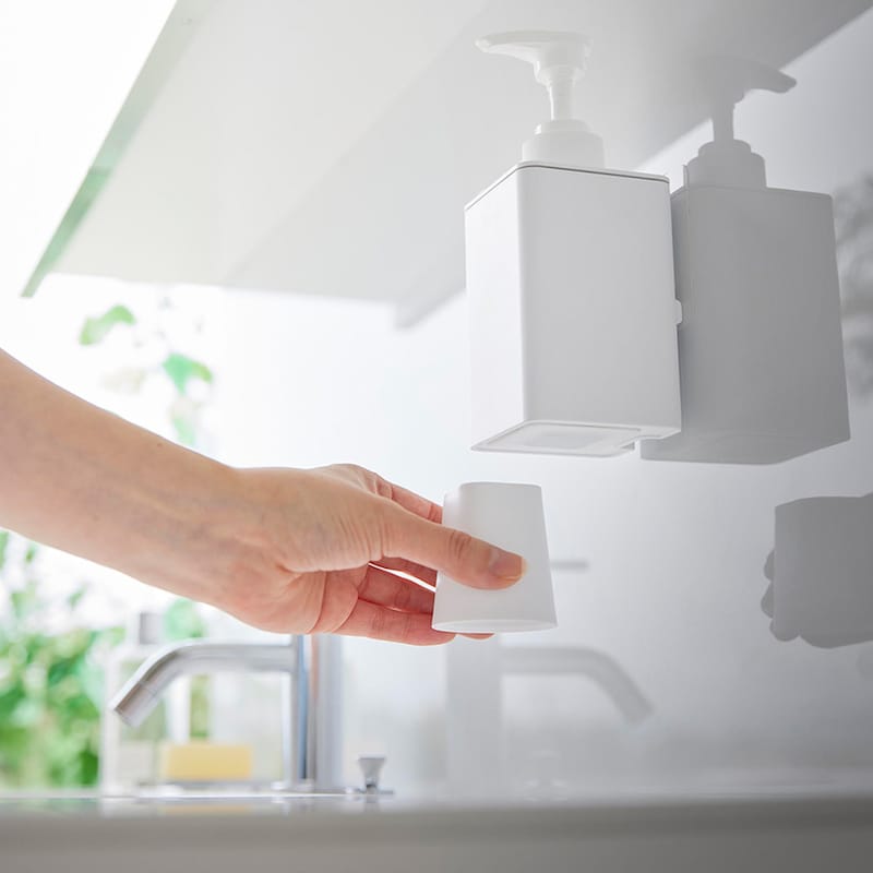 タンブラーはマグネットで底に取り付けができます