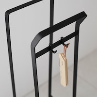 カッターなどを吊るしておけるフック付き