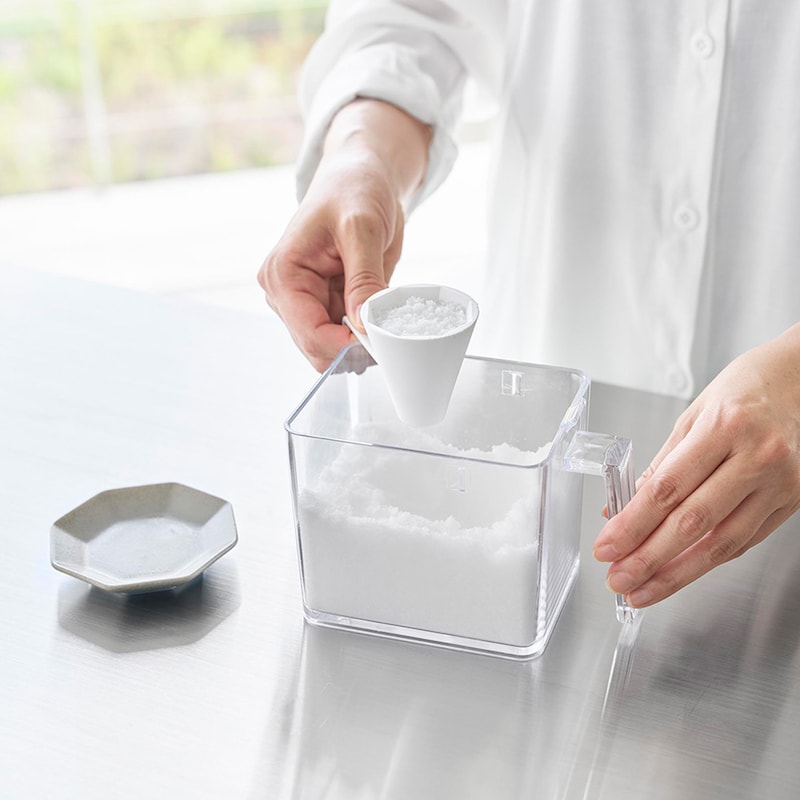 荒塩をスプーン8分目を目安にすくいます