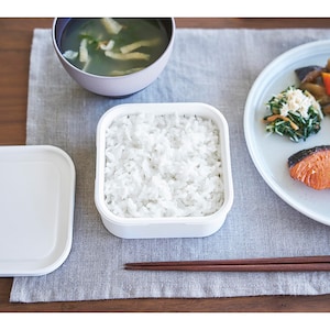 ザル付きで、蒸し器のように蒸気が全体に行き渡り、冷凍ご飯がふっくら仕上がります