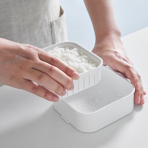 加熱した際の余分な水分を落とし、ご飯のべたつきを防ぎます