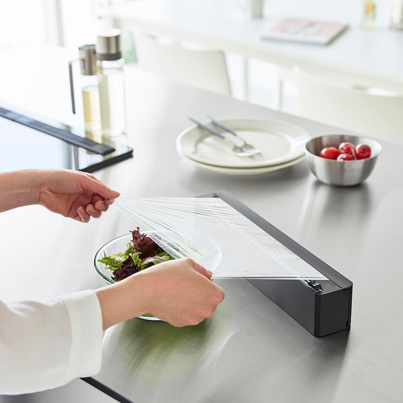 底面のシリコーンゴムが滑りを防止、両手で広げやすい