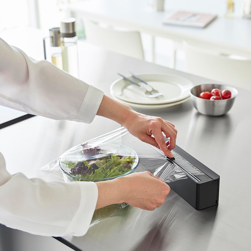 内蔵カッターで簡単＆安全にカット、左右どちらからでもカットできます