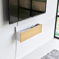 壁付けテレビの下に電源タップやゲーム機などをスッキリと隠して収納