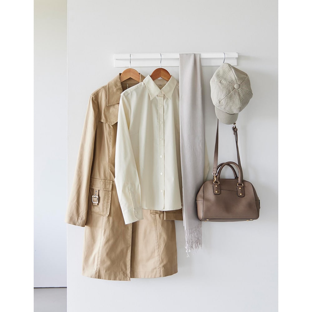 お手持ちのハンガーやS字フックで服やバッグなどをすっきりと収納