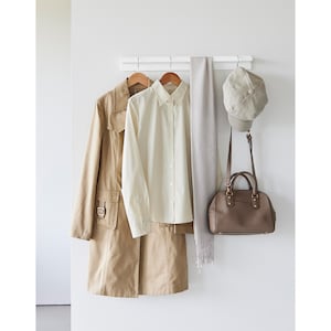 お手持ちのハンガーやS字フックで服やバッグなどをすっきりと収納