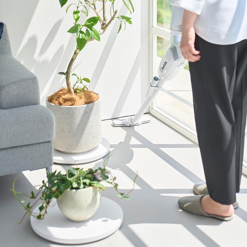 重い鉢植えの下も、掃除がしやすくなります