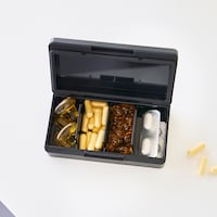 大きなサプリメントなども収納可能