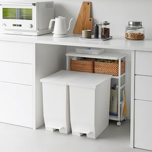 ゴミ箱の後ろに目隠ししながらまとめて収納