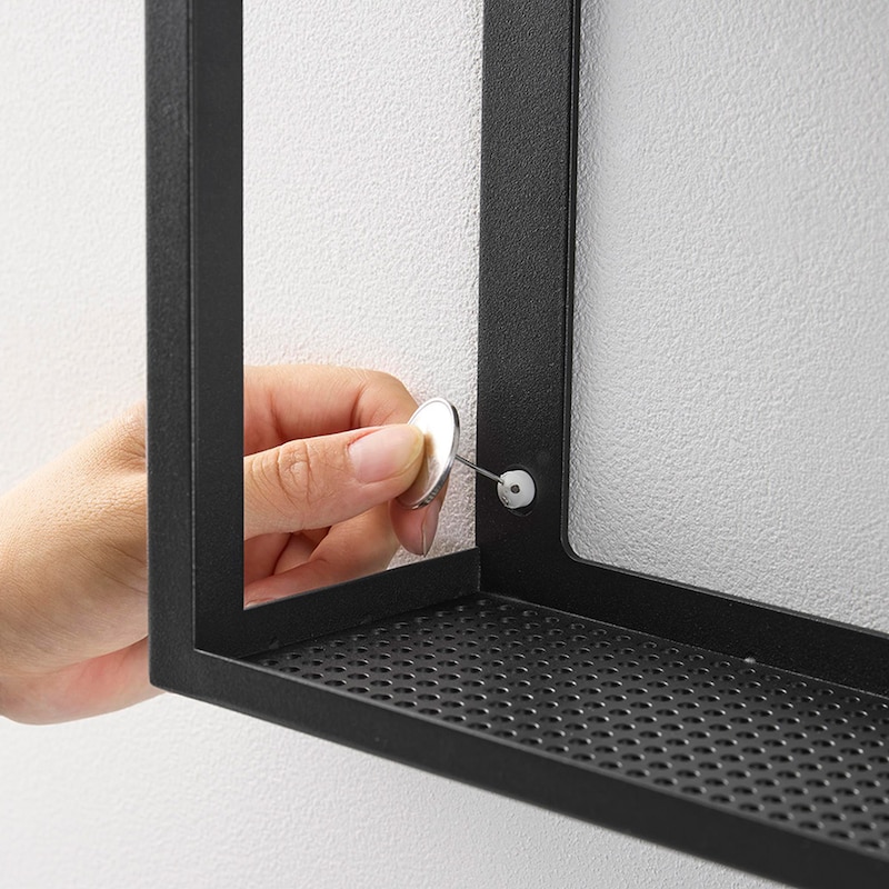 穴の目立ちにくい石こうボードピンを使用しています