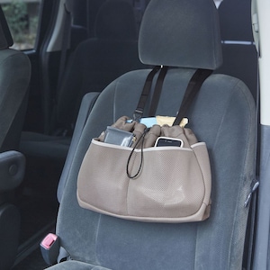 車のヘッドレストに引っ掛けて荷物の転がりや荷崩れ防止にも！