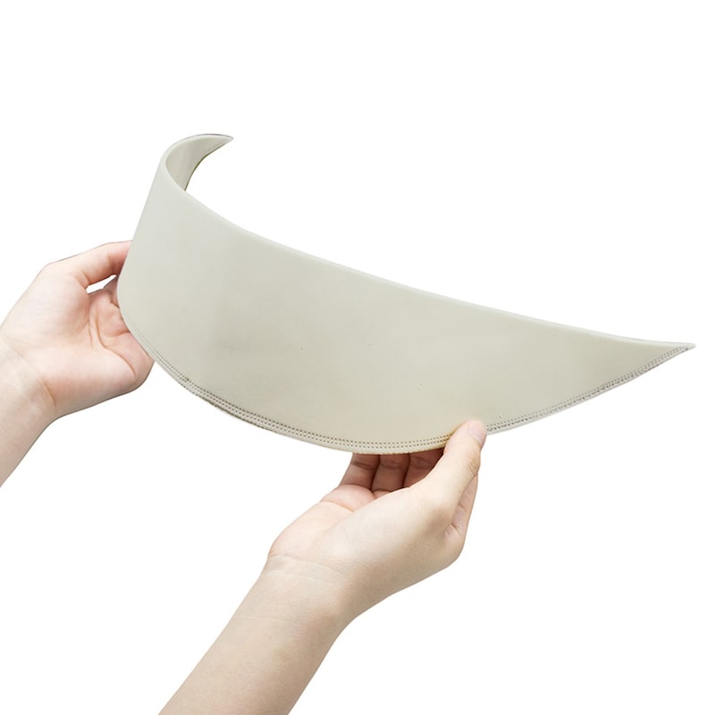 樹脂製の芯入りツバ付きフード