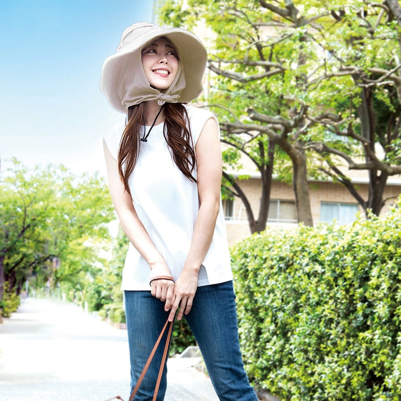 広いツバとフェイスガードで顔まわりを完全ガード