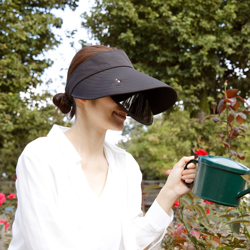 大きなツバと格納式グラスで紫外線からWプロテクト