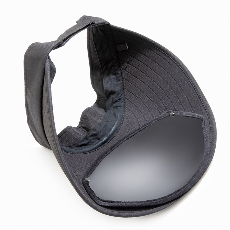 グラスはツバの裏側にすっきりと収納できます