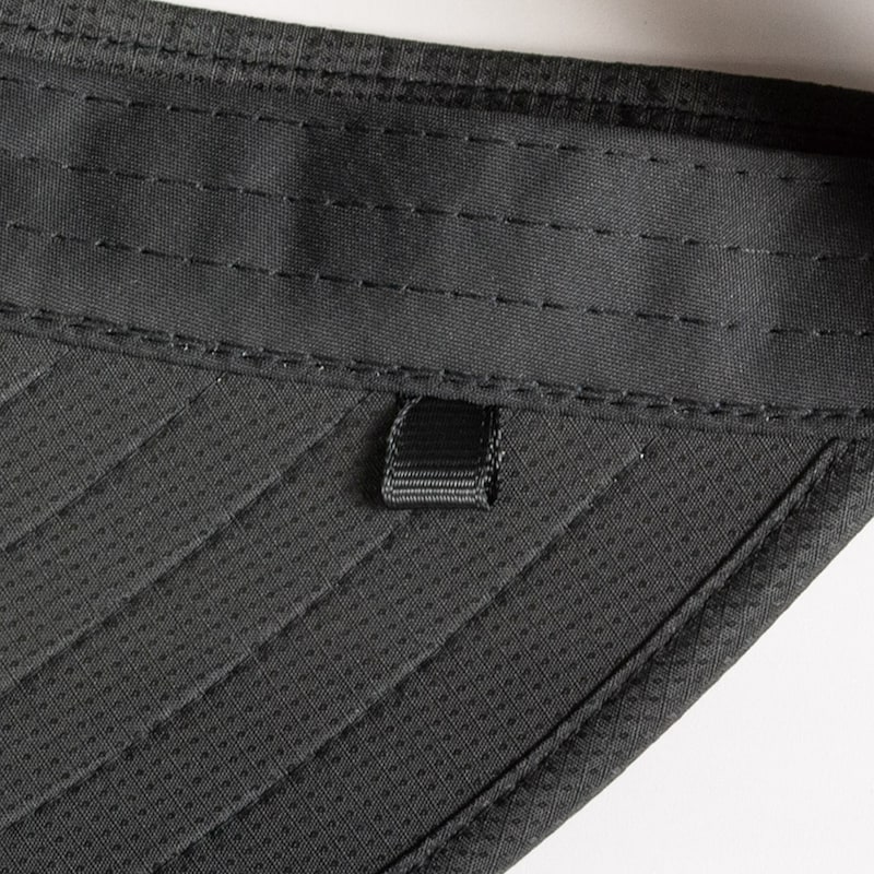 内側には市販の帽子紐用ループが付いています