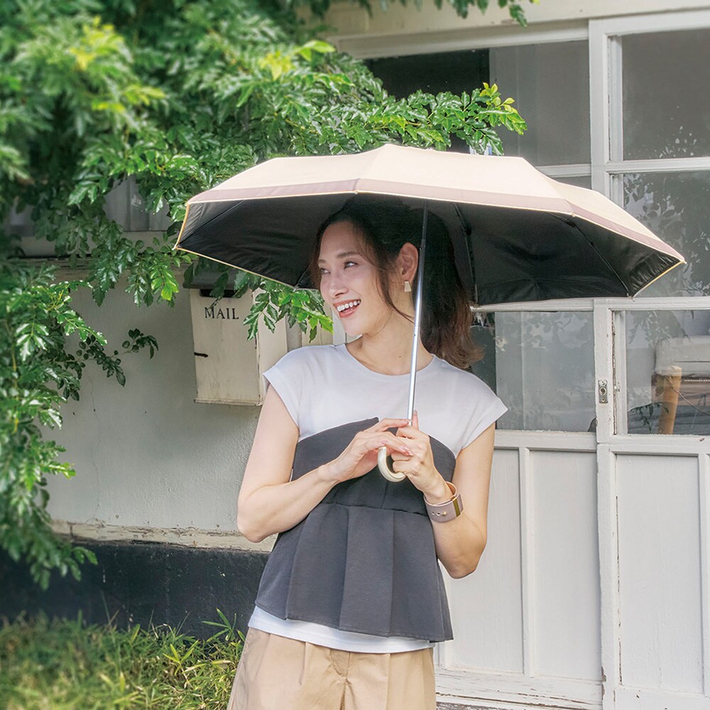 紫外線防止はもちろん、晴雨兼用で使え、軽量かつ丈夫なのも◎