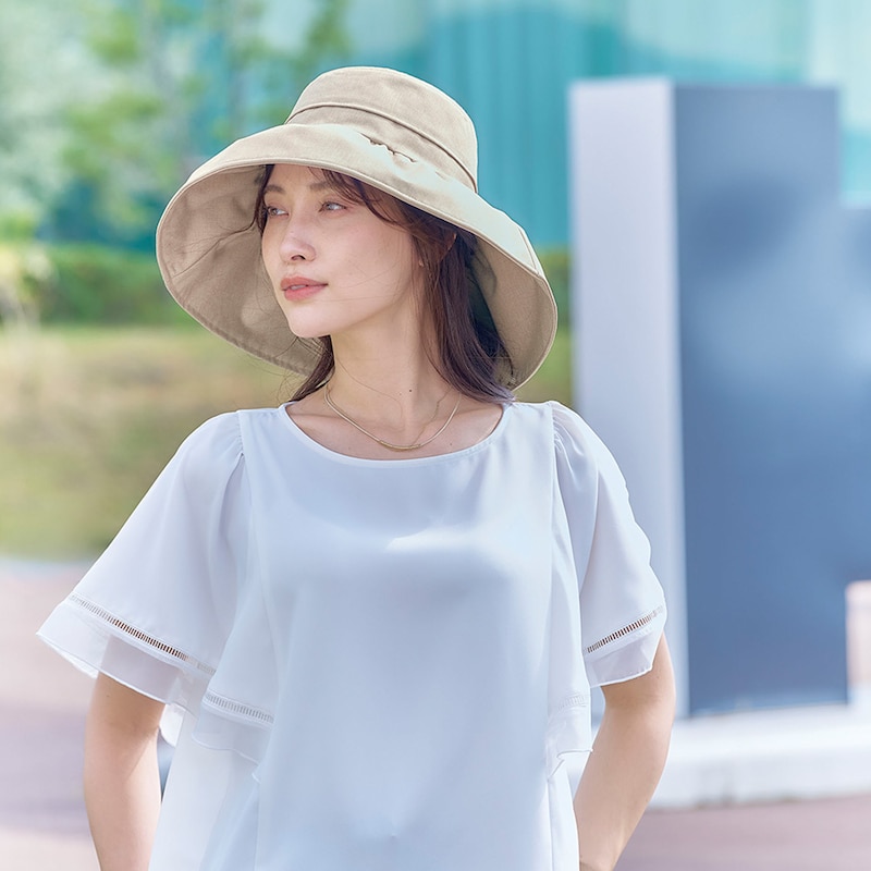 放射冷却の原理を利用した特殊素材「遮夏」は、光も熱もしっかり遮断するからまるで木陰にいるかのよう