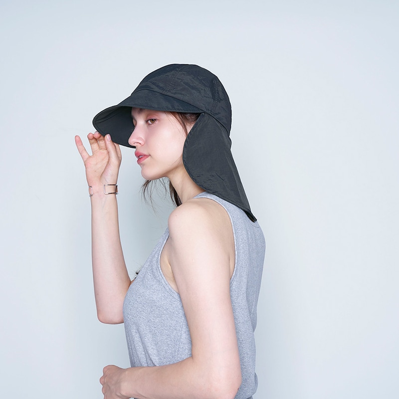 しっかり首までガード！取り外せる日よけ付き