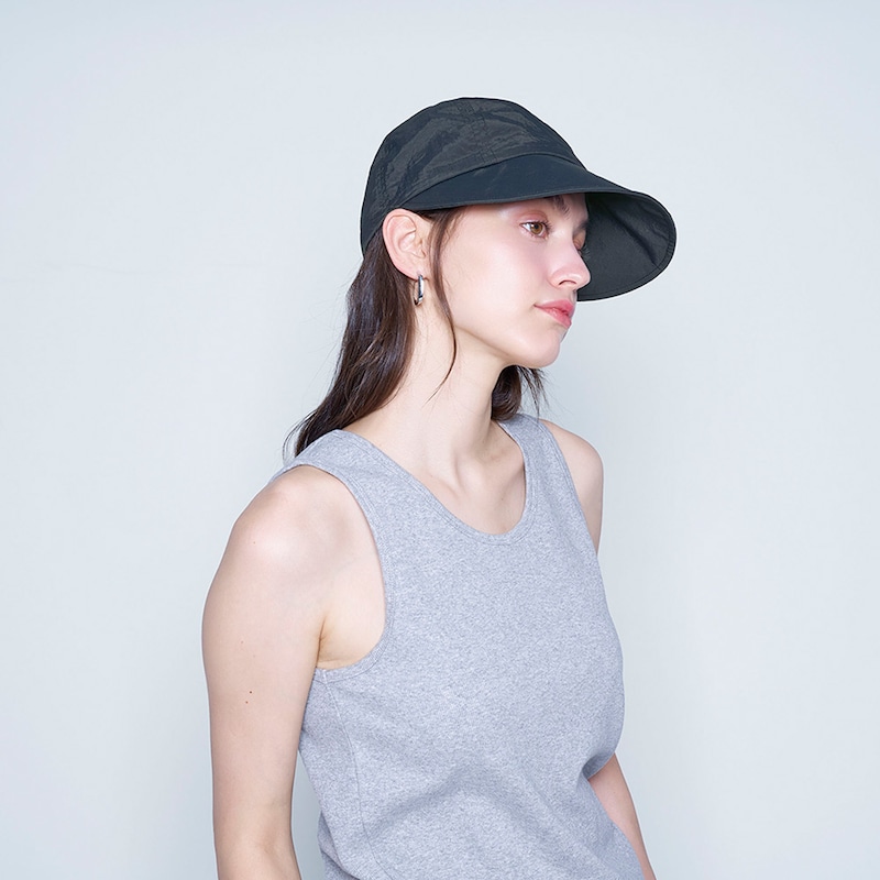 ぐるりと大きなツバで日差しをしっかりカット