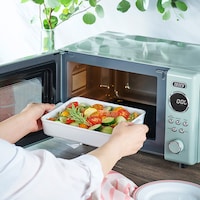 容量約16Lの程よいサイズ感でありながら、コンビニ弁当やグラタン皿も入れられます。
