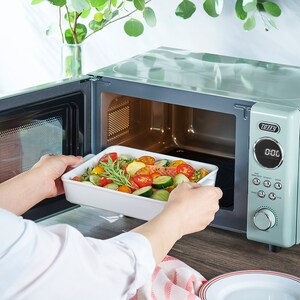 容量約16Lの程よいサイズ感でありながら、コンビニ弁当やグラタン皿も入れられます。