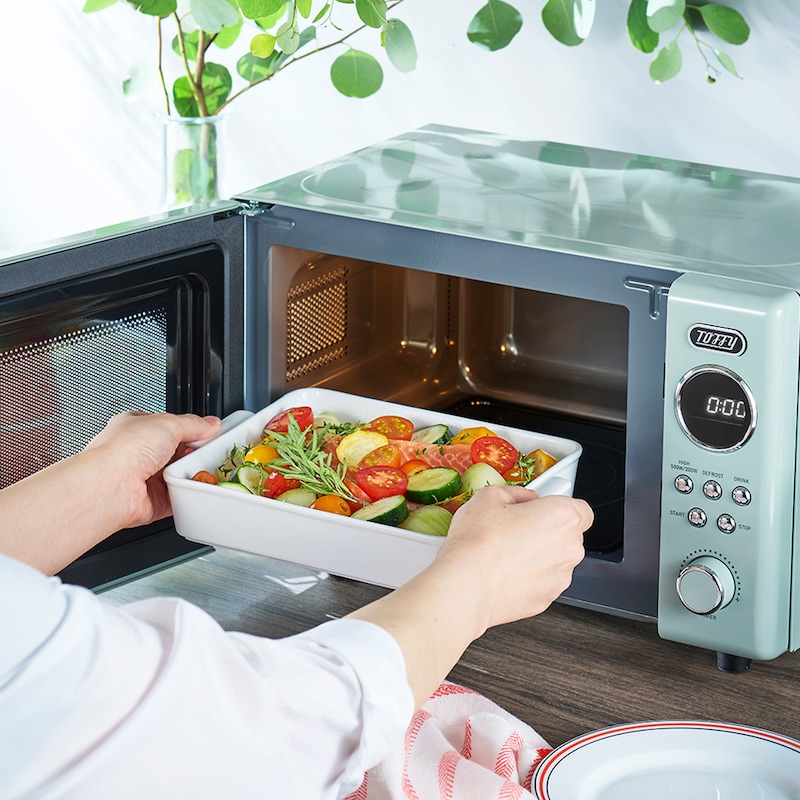 容量約16Lの程よいサイズ感でありながら、コンビニ弁当やグラタン皿も入れられます。