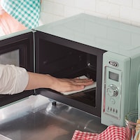 ターンテーブルなしのフラット庫内で、お手入れもサッと拭くだけラクラク