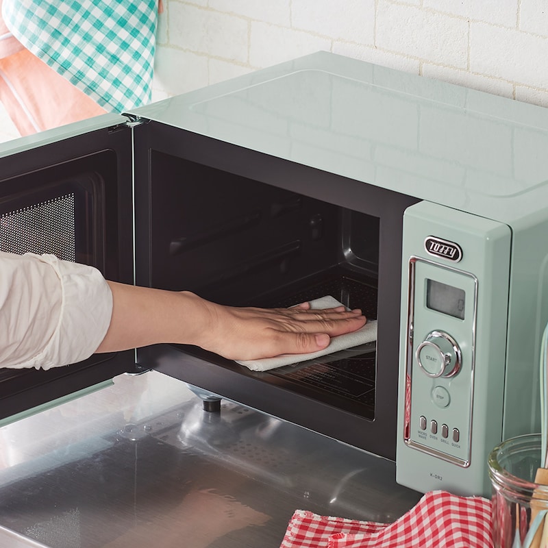 ターンテーブルなしのフラット庫内で、お手入れもサッと拭くだけラクラク