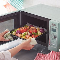 ［グリル］モード使用時は付属の角皿をご利用ください。上部ヒーターで一気に焼き上げ、こんがり焼き目