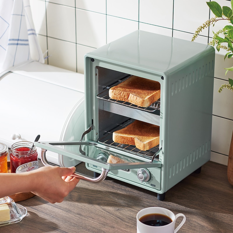 縦長スリムな見た目と、レトロで優しいカラーが特徴のオーブントースター