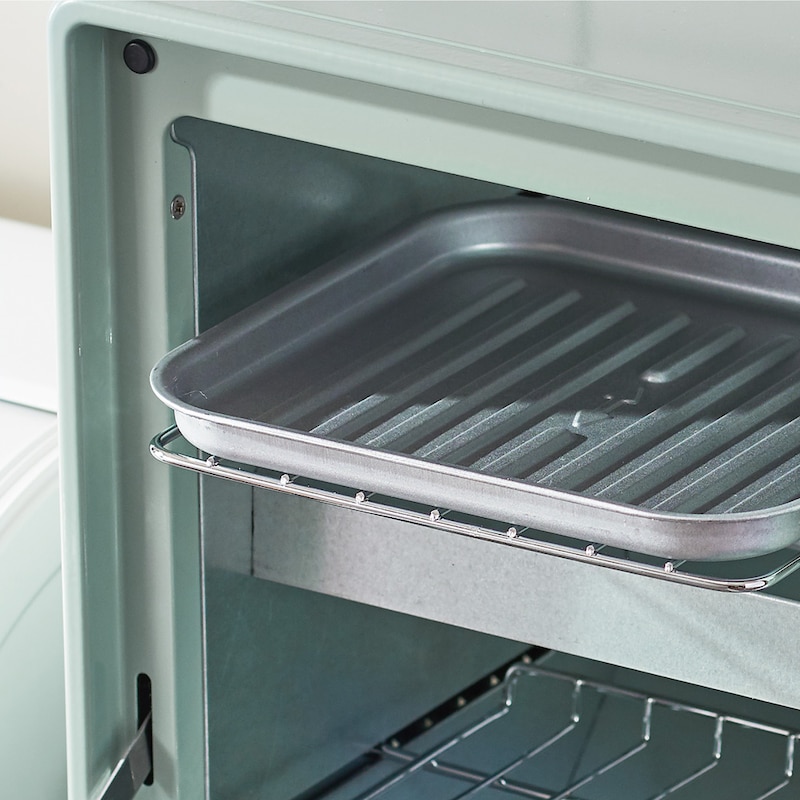 汁や油がでるもの、チーズなど形がくずれやすいものを調理するときに便利な専用トレイ×２枚付き