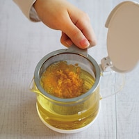ステンレス製のこし網は揚げカスなどの細かな汚れをキャッチ