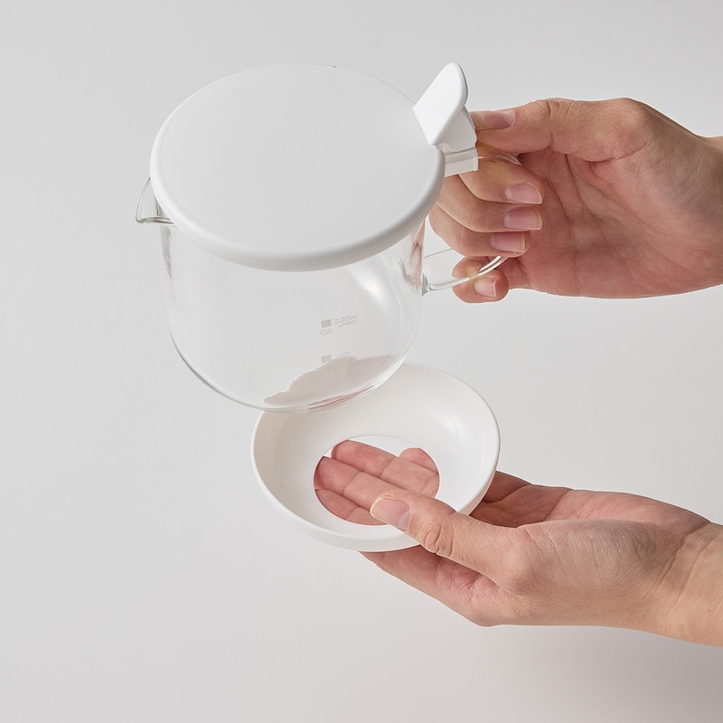 滑りにくく、液だれしてもキャッチしてくれるシリコーンの底カバー付き