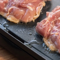 プレートには緩やかな傾斜がついており、油が排出口に流れやすい構造