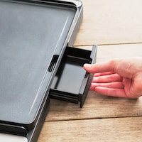 油受けトレイ付きで処理も簡単。油ハネや油煙も防ぎます