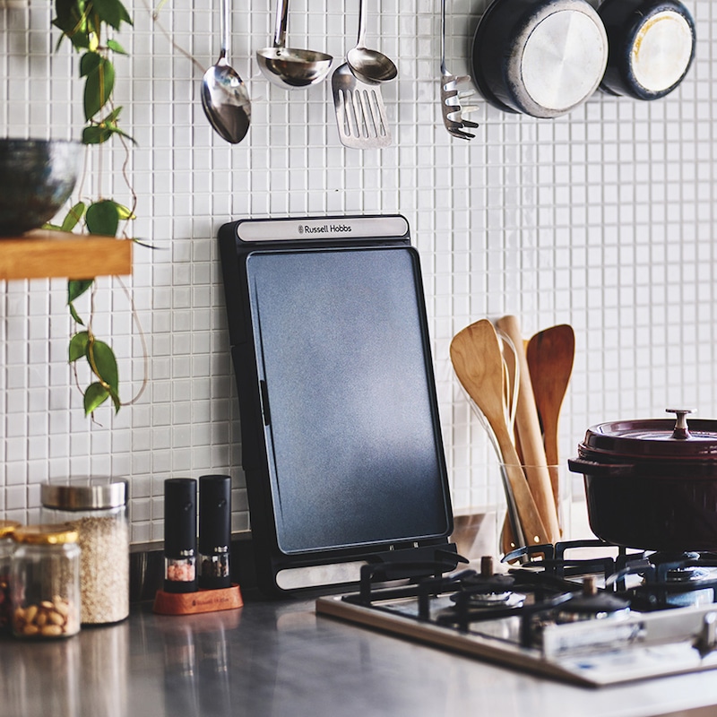 スリムで軽量、出し入れラクラク。ちょっとした隙間に立てかけて収納も